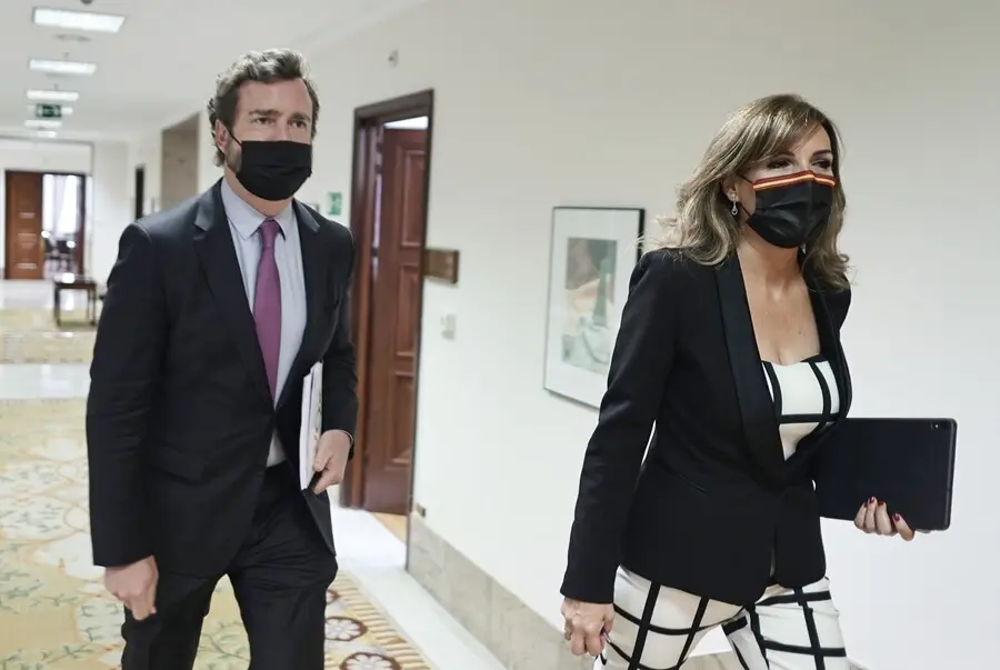 Archivo - El portavoz de Vox en el Congreso, Iv&aacute;n Espinosa de los Monteros, y la diputada Patricia Rueda