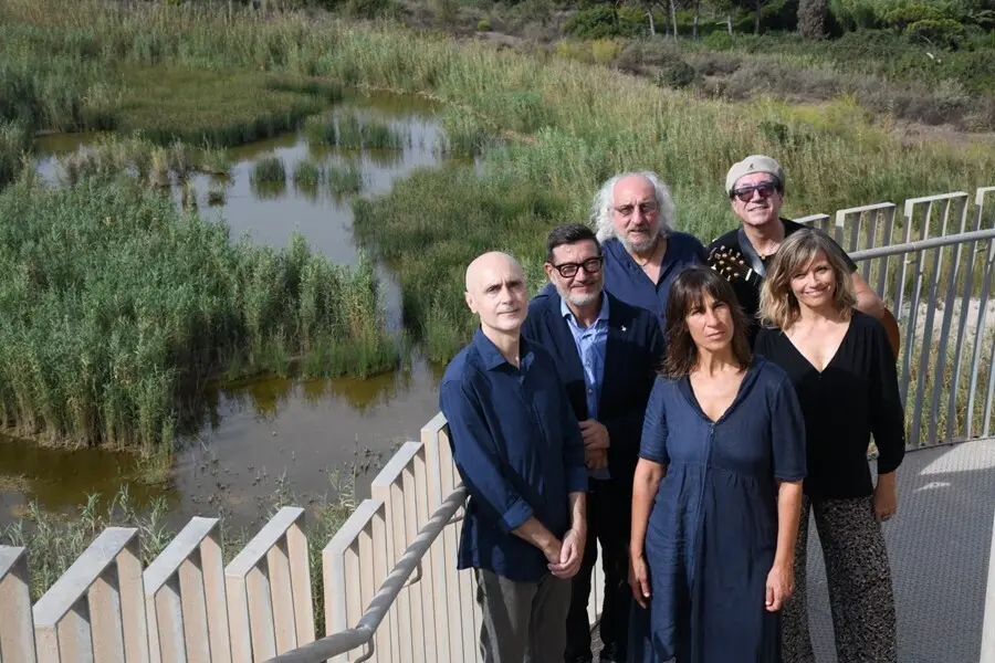 El autor de la canci&oacute;n Llu&iacute;s Marras&eacute;, junto con el alcalde de El Prat de Llobregat (Barcelona), Llu&iacute;s Mijoler, y los artistas Josep Mas 'Kitflus', Joan Vinyals, L&iacute;dia Pulol y Mone Teruel.