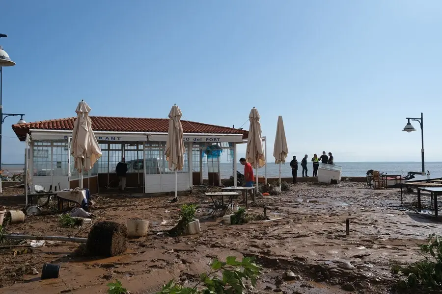 Una terraza destrozada tras el paso de la tormenta de este mi&eacute;rcoles en el municipio de Alcanar, a 2 de septiembre de 2021, en Tarragona, Catalu&ntilde;a (Espa&ntilde;a).