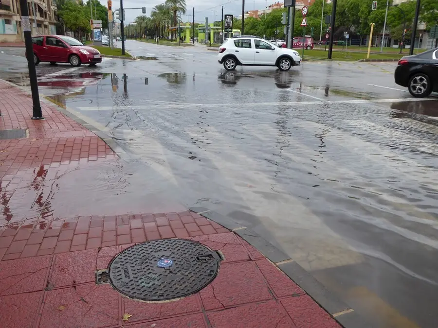 Archivo - Imagen de un d&iacute;a de lluvia en Murcia