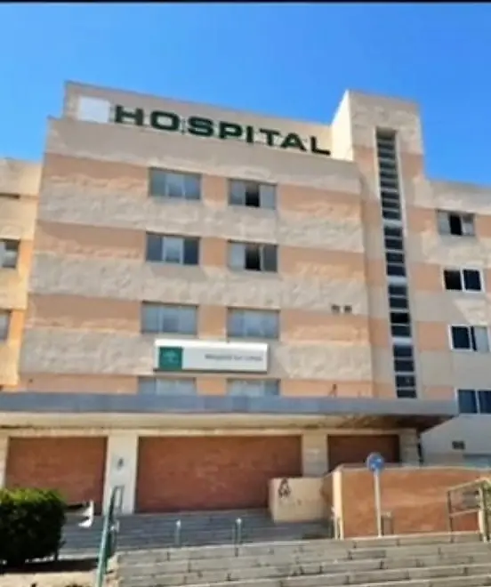 Antiguo Hospital de La L&iacute;nea con las puertas tabicadas.
