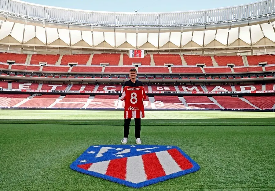 Antoine Griezmann posa con su camiseta del Atl&eacute;tico y el '8' en el Wanda Metropolitano