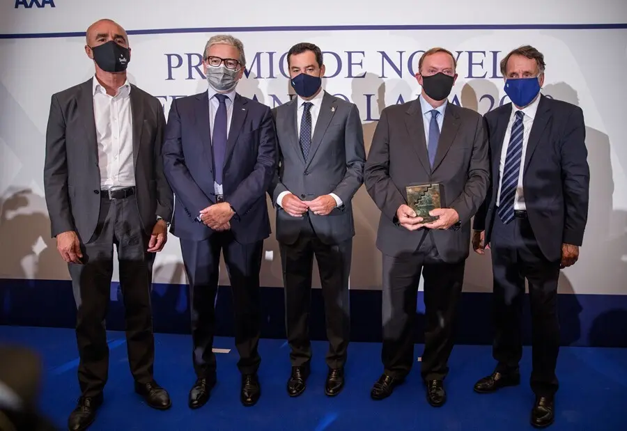 Archivo - Foto de la entrega el 16 de septiembre de 2020 del XXV Premio Fernando Lara a Gonzalo Giner por 'La bruma verde'. En la imagen, el presidente de la Junta de Andaluc&iacute;a, Juanma Moreno (c), y el presidente del Grupo Planeta ,Jos&eacute; Creuheras (1d). 