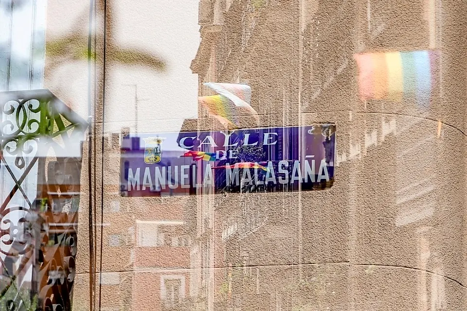 Una placa de la calle de Manuela Malasa&ntilde;a en el barrio de Malasa&ntilde;a, donde el d&iacute;a 5 de septiembre un joven sufri&oacute; una agresi&oacute;n hom&oacute;foba, a 7 de septiembre de 2021, en Madrid (Espa&ntilde;a). La Polic&iacute;a Nacional est&aacute; revisando las c&aacute;maras de seguridad de la zona y hablando con testigos y vecinos del lugar donde un grupo de ocho j&oacute;venes amenaz&oacute; y raj&oacute; con una navaja a otro en una agresi&oacute;n hom&oacute;foba en el madrile&ntilde;o barrio de Malasa&ntilde;a. Los hechos tuvieron lugar el domingo sobre las 17.15 horas. Seg&uacute;n ha contado a los agentes el denunciante, un espa&ntilde;ol de 20 a&ntilde;os, volv&iacute;a casa cuando fue abordado en el portal por este grupo, vestidos con sudaderas negras con capuchas y pasamonta&ntilde;as, que le profirieron insultos Tambi&eacute;n le propinaron varios cortes con una navaja tanto en el labio inferior como en el gl&uacute;teo, donde le marcaron la palabra "maric&oacute;n".
07 SEPTIEMBRE 2021;MADRID;POLIC&Iacute;A;AGRESI&Oacute;N HOM&Oacute;FOBA;POLIC&Iacute;A NACIONAL;MALASA&Ntilde;A
Ricardo Rubio / Europa Press
7/9/2021