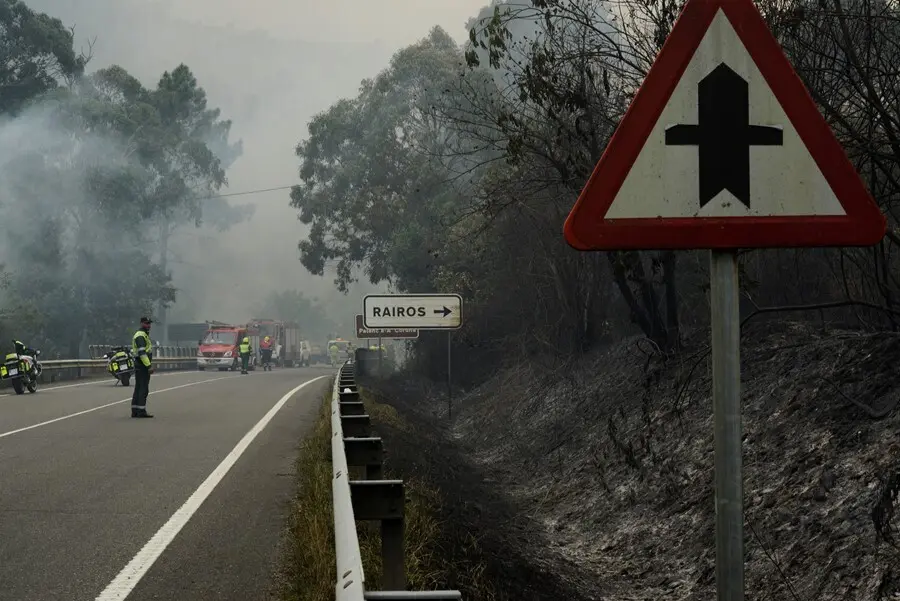 Agentes forestales trabajan en las tareas de extinci&oacute;n de incendios de un fuego en el municipio de Ribas de Sil, en la parroquia hom&oacute;nima, muy cercana a Rairos, a 6 de septiembre de 2021, en Ribas de Sil, Lugo, Galicia (Espa&ntilde;a)