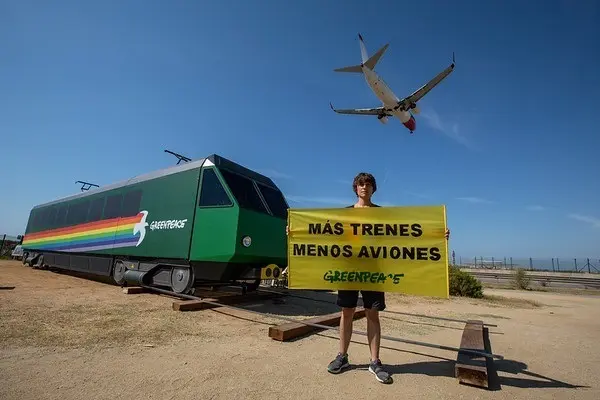 01/07/2021. Aeropuerto de El Prat, Barcelona, Catalu&ntilde;a, Espa&ntilde;a.\n\nEn el marco de la campa&ntilde;a #MobilityForAll, Greenpeace se desplaza hasta Barcelona para pedir "m&aacute;s trenes y menos aviones". \n\nUn avi&oacute;n Madrid-Barcelona contamina hasta 20 veces m&aacute;s que un tren el&eacute;ctrico, y, sin embargo, se sigue invirtiendo en el sector a&eacute;reo. \n\nPrecisamente, Greenpeace se desplaza hasta este punto para mostrar su rechazo a la ampliaci&oacute;n del aeropuerto de El Prat, que est&aacute; sobre la mesa. \n\nLas Administraciones deben apostar por mejorar las conexiones ferroviarias, muchas de ellas perdidas en las &uacute;ltimas d&eacute;cadas, especialmente en el marco de emergencia clim&aacute;tica en el que estamos. \n&copy;Greenpeace/Pablo Bl&aacute;zquez\n\n&copy;Greenpeace Handout/PabloBl&aacute;zquez- No sales - No Archives - Editorial Use Only - Free use only for 14 days after release. Photo provided by GREENPEACE, distributed handout photo to be used only to illustrate news reporting or commentary on the facts or events depicted in this image.