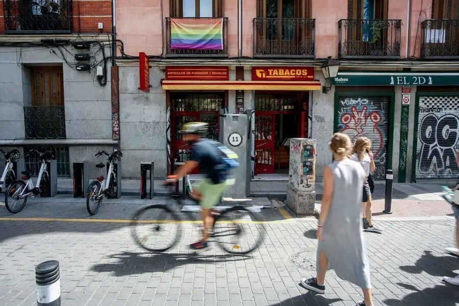 Varias personas pasean por una de las calles del barrio de Malasa&ntilde;a.