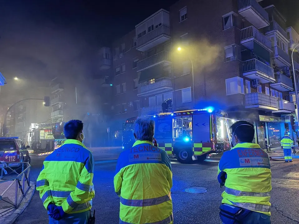 El incendio provoca una gran columna de humo que obliga a tener confinados a los vecinos del edificio.