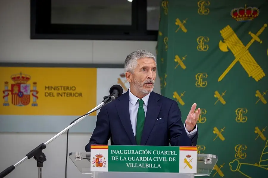 El ministro del Interior, Fernando Grande-Marlaska, en la inauguraci&oacute;n de un puesto de la Guardia Civil en Villalbilla (Madrid)