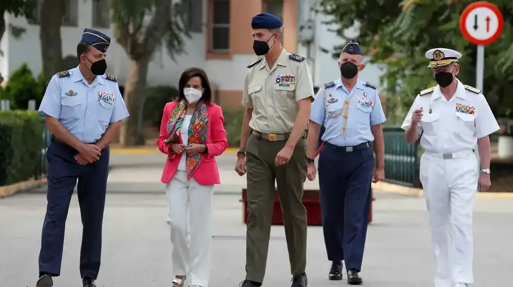 Felipe VI y Margarita Robles en su visita al Mando de Operaciones del Estado Mayor de la Defensa, en la base de Retamares. Efe