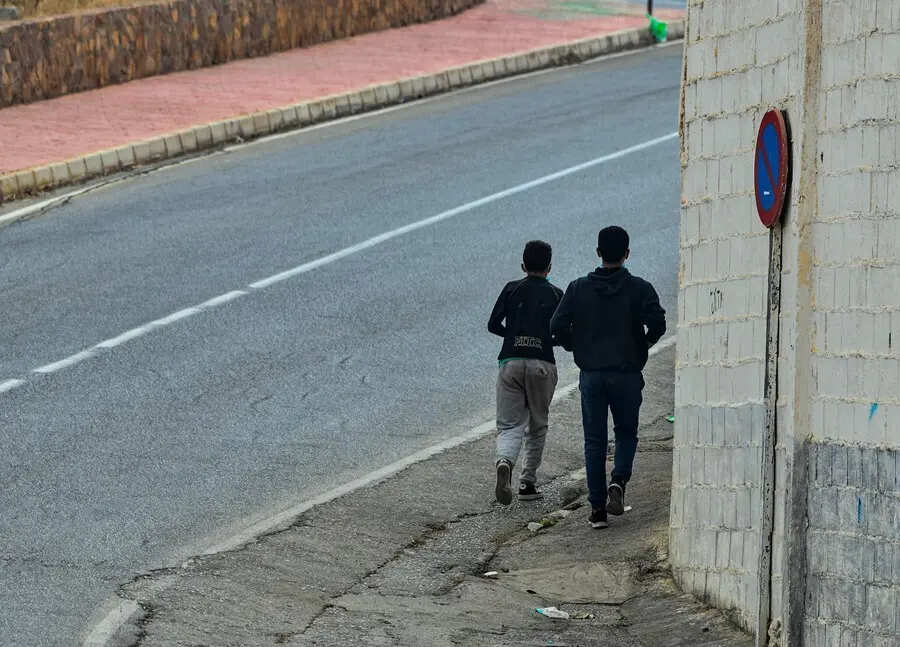 Archivo - Dos menores migrantes en Ceuta.