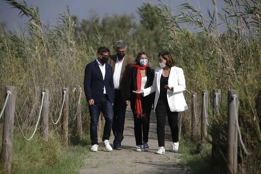 La alcaldesa de Barcelona, Ada Colau, pasea por la Ricarda junto a la vicepresidenta segunda, Yolanda D&iacute;az; el alcalde de El Prat, Llu&iacute;s Mijoler, y director del Centre de Recerca Ecol&ograve;gica i Aplicacions Forestals (CREAF), Joan Pino.