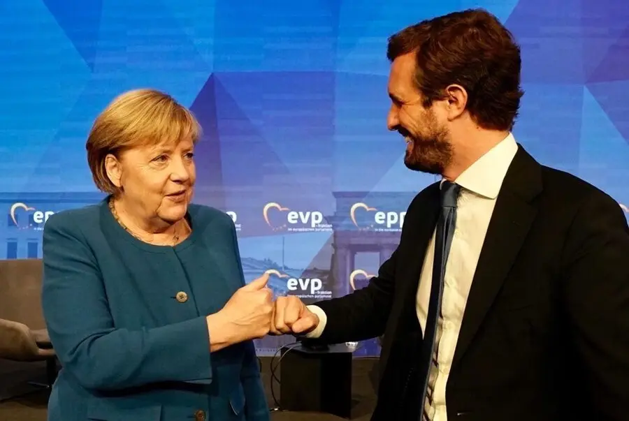 El presidente del Partido Popular, Pablo Casado, y la canciller alemana, Angela Merkel, asisten a un encuentro de l&iacute;deres europeos del PPE en Berl&iacute;n.