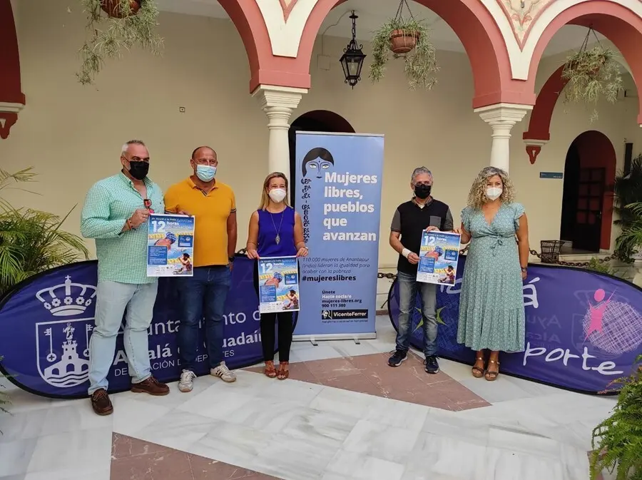 La alcaldesa de Alcal&aacute; de Guada&iacute;ra, Ana Isabel Jim&eacute;nez, y la delegada de Deportes, Roc&iacute;o Bastida, han presentado este jueves la acci&oacute;n solidaria.
