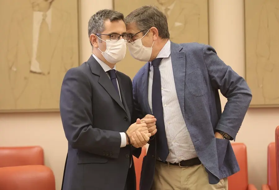 El ministro de la Presidencia, Relaciones con las Cortes y Memoria Democr&aacute;tica, F&eacute;lix Bola&ntilde;os (i) y el presidente de la Comisi&oacute;n Constitucional, Patxi L&oacute;pez (d), a su llegada para comparecer en la Comisi&oacute;n Constitucional