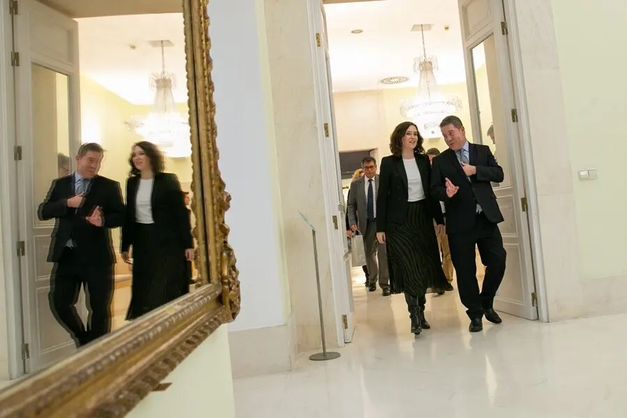 Archivo - El presidente de C-LM, Emiliano Garc&iacute;a-Page, y la presidenta de la Comunidad de Madrid, Isabel D&iacute;az Ayuso.