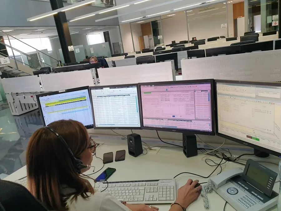 Archivo - Profesional de sala de emergencias del 112 Andaluc&iacute;a