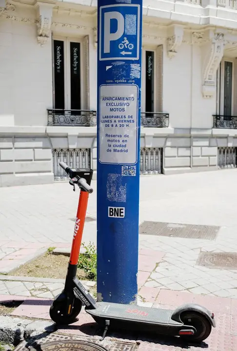 Archivo - Un patinete estacionado en una calle c&eacute;ntrica de Madrid, a 9 de junio de 2021, en Madrid (Espa&ntilde;a). Los controladores del Servicio de Estacionamiento Regulado (SER) llevan impuestas 38.050 denuncias hasta el 31 de mayo. La mayor&iacute;a, 29.613, han si