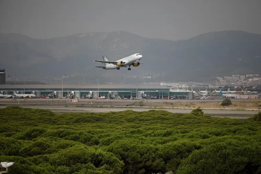 Un avi&oacute;n vuela por el espacio protegido de la Ricarda, en El Prat de Llobregat, a 9 de septiembre de 2021