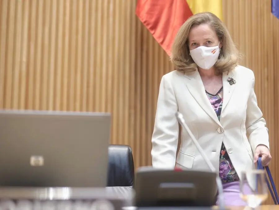 Archivo - La vicepresidenta segunda del Gobierno y ministra de Asuntos Econ&oacute;micos y Transformaci&oacute;n Digital, Nadia Calvi&ntilde;o, a su llegada a la Comisi&oacute;n Mixta para la Uni&oacute;n Europea en el Congreso, a 22 de junio de 2021, en Madrid, (Espa&ntilde;a). Durante la sesi&oacute;n