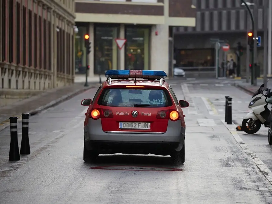 Archivo - Un veh&iacute;culo de la polic&iacute;a foral circula por una v&iacute;a de Pamplona