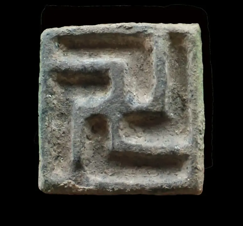 Archivo - Imagen del sello de bronce con la cruz gamada encontrado en el nuevo santuario Ib&eacute;rico en la Cueva de las Brujas, en Santomera