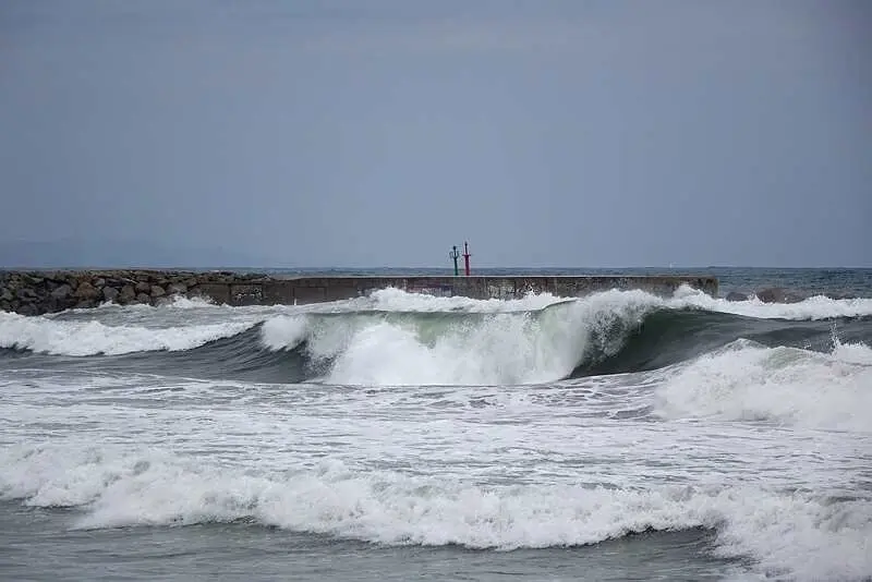 Archivo - Olas, temporal, fr&iacute;o, lluvia, mar