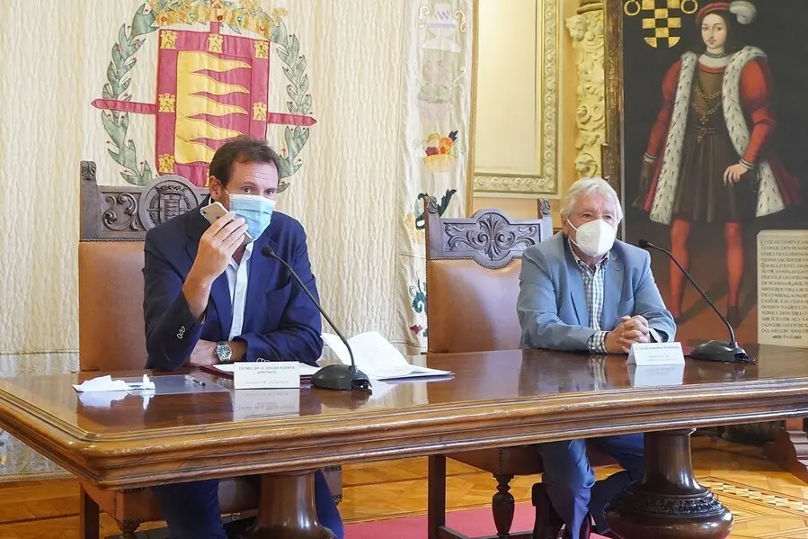 El alcalde de Valladolid da la noticia del Premio Ateneo a Christian Fern&aacute;ndez.