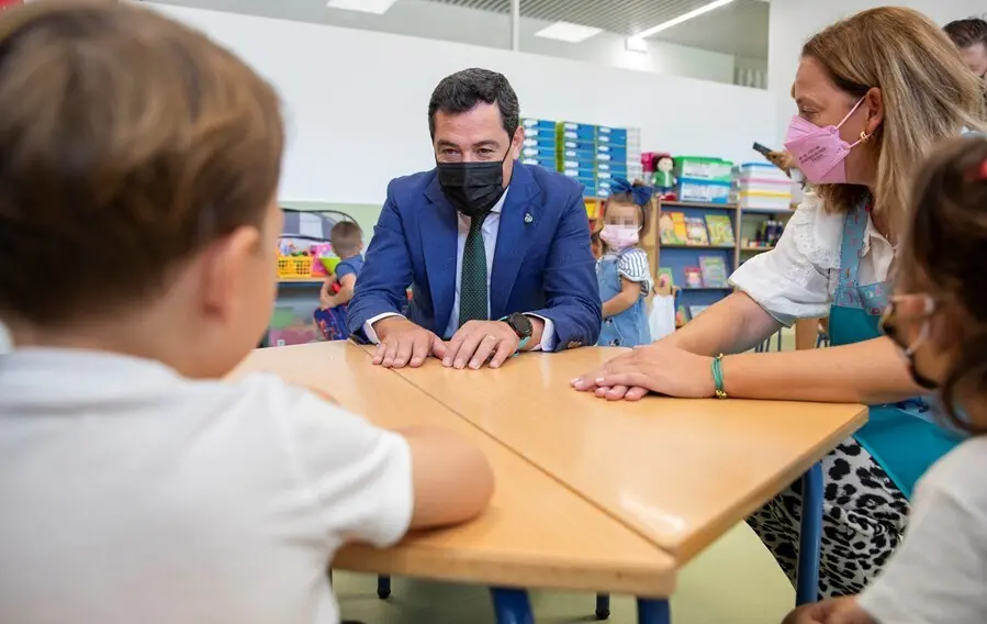 El presidente de la Junta de Andaluc&iacute;a, Juanma Moreno, en una de la aulas en la inauguraci&oacute;n del nuevo colegio de Educaci&oacute;n Infantil y Primaria Al-&Aacute;ndalus coincidiendo con el inicio del curso escolar 2021-2022. A 10 de septiembre de 2021, en Utrera (Sevil