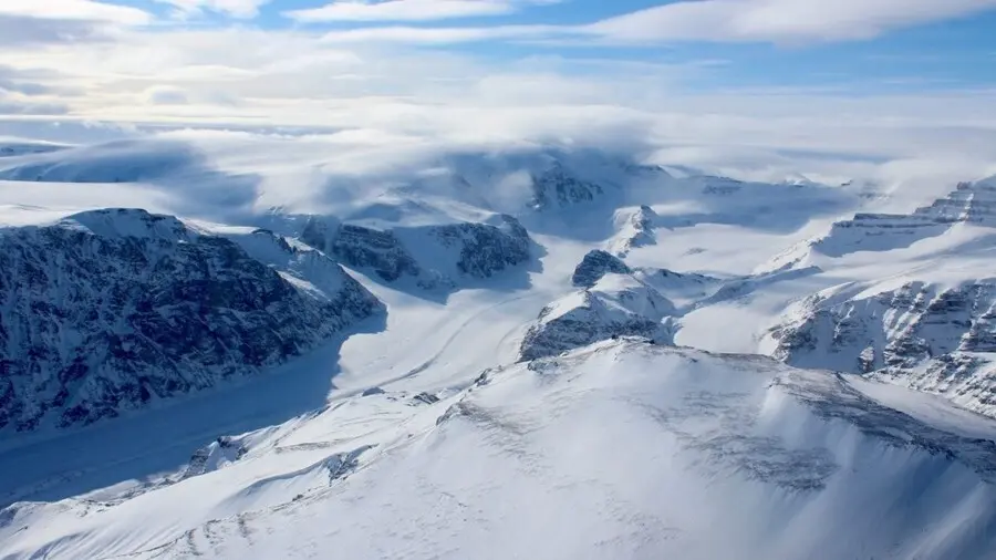 Monta&ntilde;as cubiertas de hielo y nieve de la costa oeste de Groenlandia