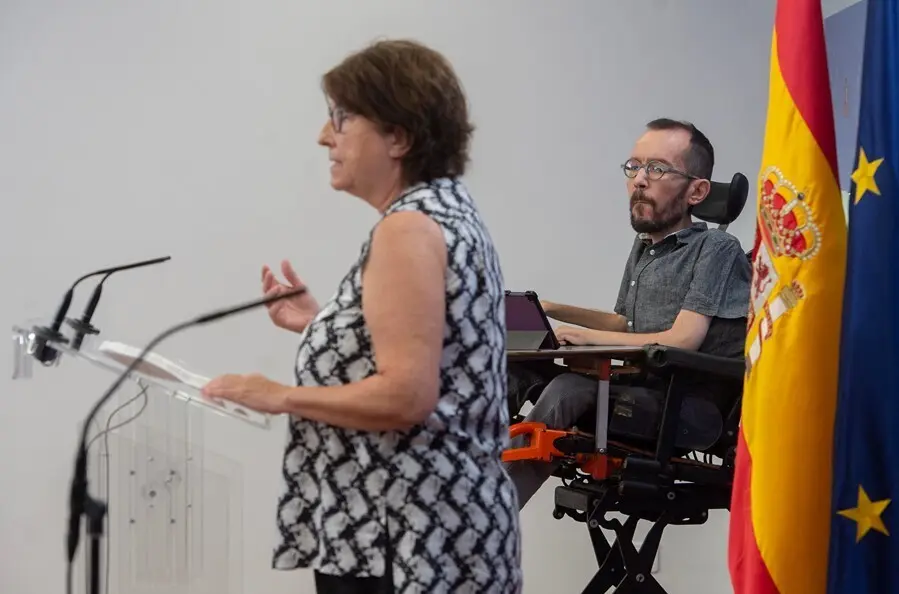 Archivo - El portavoz de Unidas Podemos en el Congreso, Pablo Echenique, y la portavoz de Sanidad de Unidas Podemos en el Congreso, Rosa Medel, intervienen en una rueda de prensa en el Congreso de los Diputados, a 1 de julio de 2021, en Madrid (Espa&ntilde;a). D