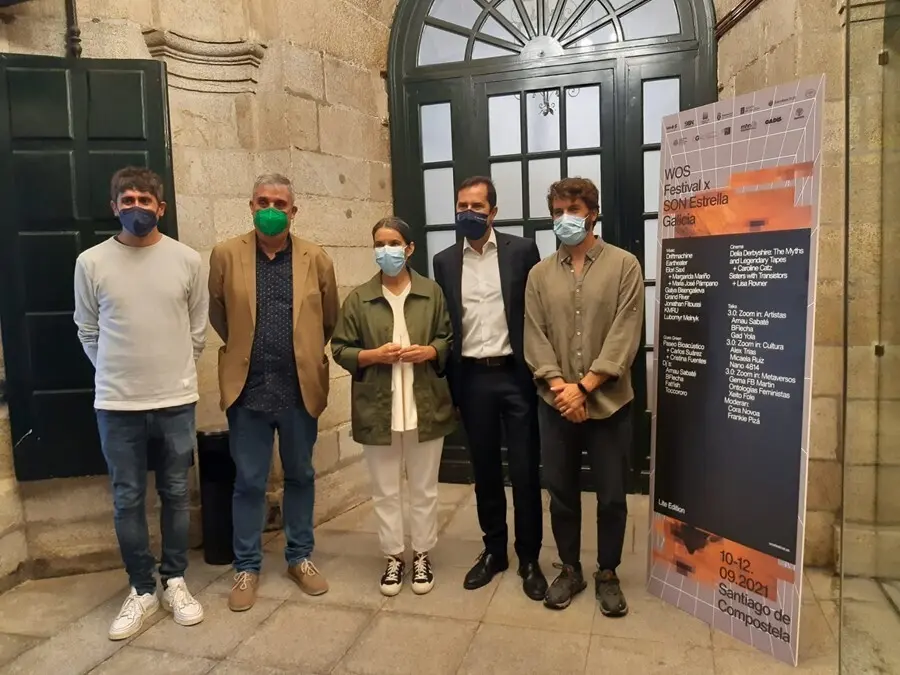 La concejala de Acci&oacute;n Cultural, Mercedes Ros&oacute;n, el director de la Agadic, Jacobo Sutil; el alcalde de Ames, Blas Garc&iacute;a; el representante de SON Estrella Galicia, Juan Mart&iacute;nez Inchausti; y el director del festival WOS, Iv&aacute;n Arias