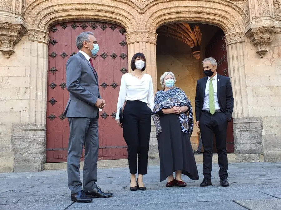 La ministra de Ciencia e Innovaci&oacute;n, Diana Morant, segunda por la izquierda, junto al delegado del Gobierno en Castilla y Le&oacute;n, Javier Izquierdo, la subdelegada del Gobierno en Salamanca, Encarnaci&oacute;n P&eacute;rez, y el rector de la USAL, Ricardo Rivero.