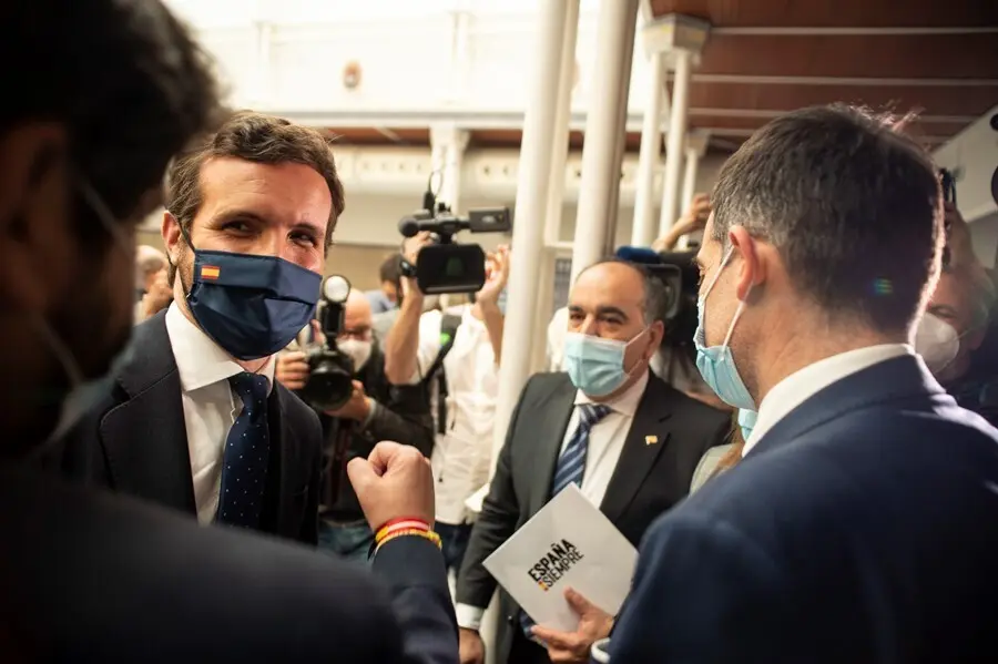 Archivo - El l&iacute;der del PP, Pablo Casado (2i), acude a una sesi&oacute;n plenaria en la Asamblea regional de Murcia, en Cartagena, Murcia (Espa&ntilde;a), a 18 de marzo de 2021. En este pleno, la Asamblea Regional de Murcia ha rechazado la moci&oacute;n de censura presentada p