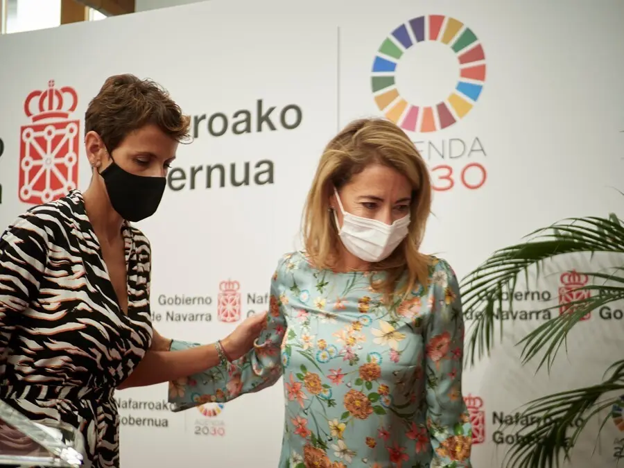 La ministra de Transportes, Movilidad y Agenda Urbana, Raquel S&aacute;nchez (d), y la presidenta de Navarra, Mar&iacute;a Chivite (i), durante una rueda de prensa en el Palacio de Navarra, a 10 de septiembre de 2021, en Pamplona, Navarra (Espa&ntilde;a). La ministra de Trans