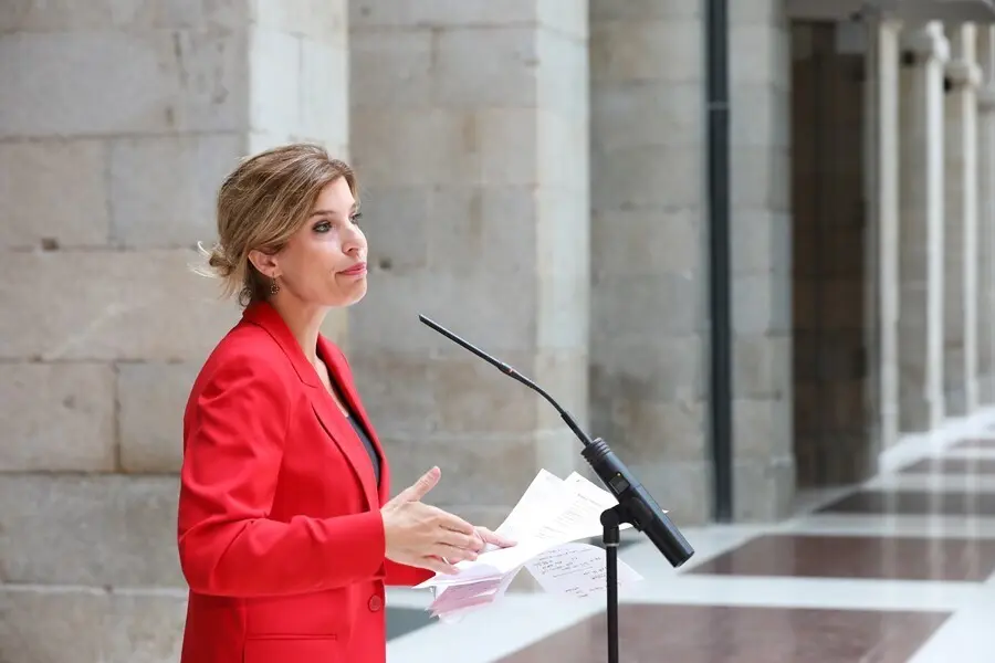 La portavoz del PSOE en la Asamblea, Hana Jalloul, ofrece declaraciones a los medios de comunicaci&oacute;n en la sede del Gobierno regional