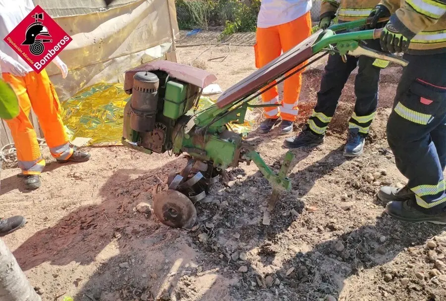 Bomberos rescatan a un hombre que hab&iacute;a quedado atrapado debajo de una mula mec&aacute;nica en Torrevieja (Alicante)
