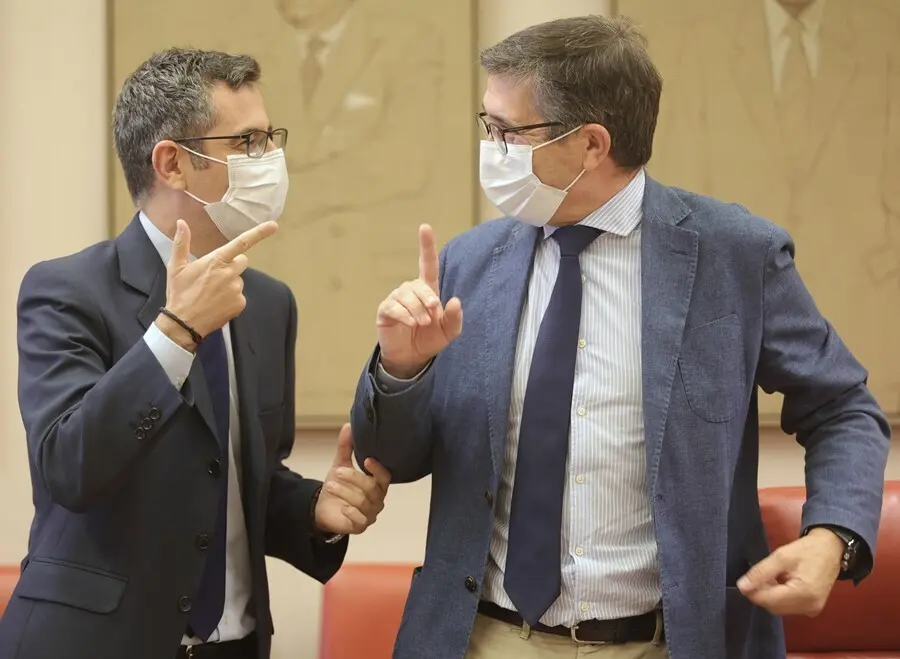El ministro de la Presidencia, Relaciones con las Cortes y Memoria Democr&aacute;tica, F&eacute;lix Bola&ntilde;os (i) y el presidente de la Comisi&oacute;n Constitucional, Patxi L&oacute;pez (d), en el Congreso de los Diputados, a 9 de septiembre de 2021, en Madrid (Espa&ntilde;a)