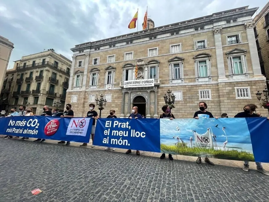 Unas 20 personas acampan en la plaza Sant Jaume de Barcelona contra la ampliaci&oacute;n de El Prat
