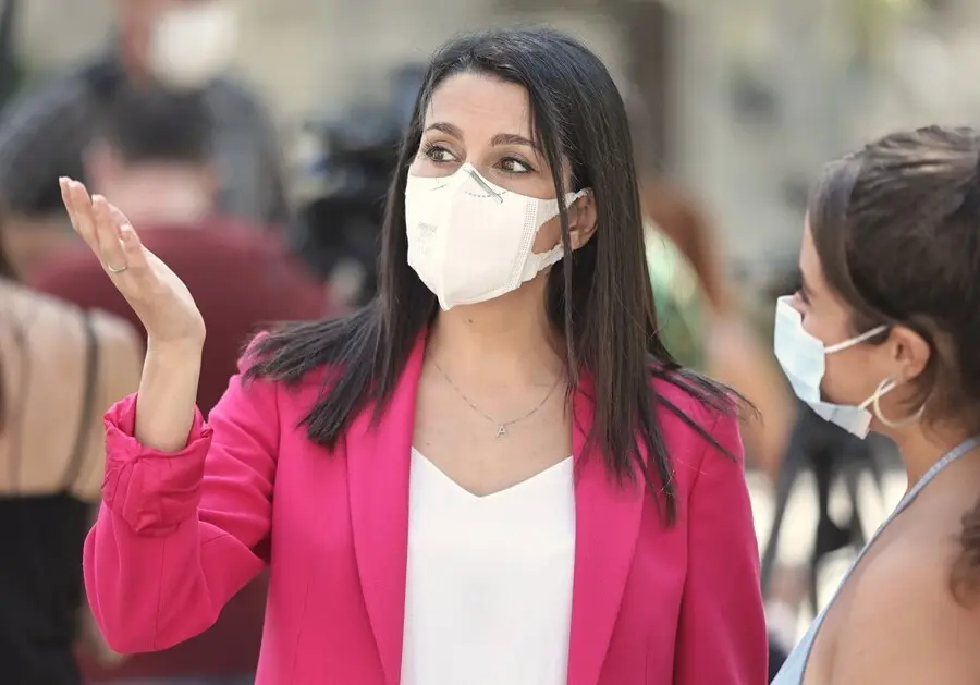 La presidenta de Ciudadanos, In&eacute;s Arrimadas, despu&eacute;s de su reuni&oacute;n con representantes de la Uni&oacute;n de Militares de Tropa (UMT), en la Plaza de las Cortes