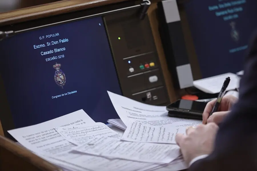 Archivo - El l&iacute;der del PP, Pablo Casado, escribe en su asiento del hemiciclo durante una sesi&oacute;n de control al Gobierno en el Congreso 