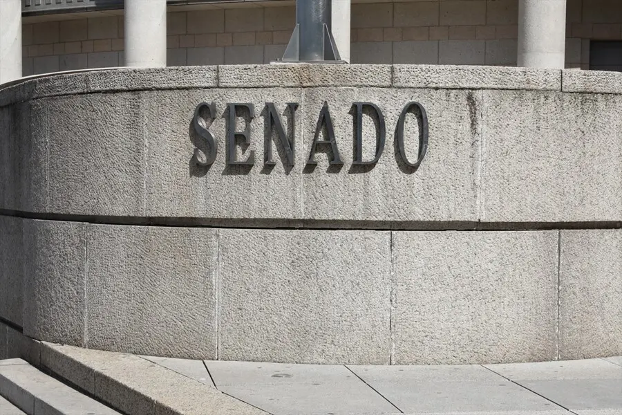 Archivo - Planca en la que se lee 'Senado' en la fachada exterior del edificio del Senado en Madrid.