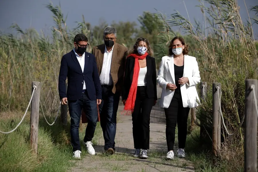 (I-D) El alcalde de El Prat, Llu&iacute;s Mijoler; el director del Centre de Recerca Ecol&ograve;gica i Aplicacions Forestals (Creaf), Joan Pino; la vicepresidenta segunda y ministra de Trabajo y Econom&iacute;a Social, Yolanda D&iacute;az y la alcaldesa de Barcelona Ada Colau, dura