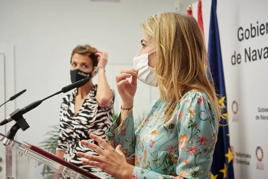 La ministra de Transportes, Movilidad y Agenda Urbana, Raquel S&aacute;nchez (d), con la presidenta del Gobierno de Navarra, Mar&iacute;a Chivite, en Pamplona.