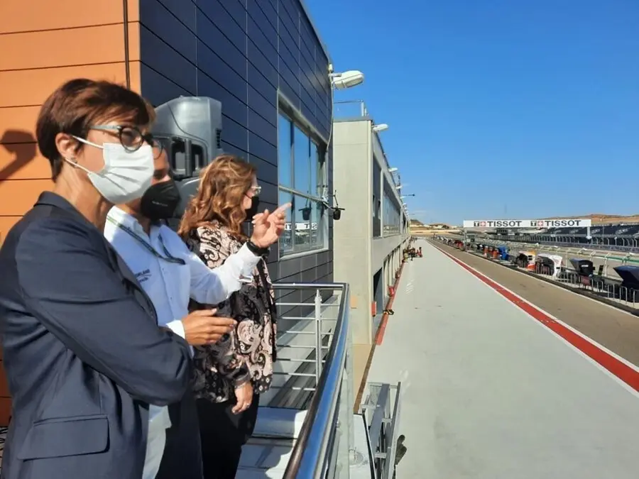 La directora general de la Guardia Civil, Mar&iacute;a G&aacute;mez, en la visita al circuito de Alca&ntilde;iz para preparar el dispositivo de seguridad del  Gran Premio de Moto GP de Arag&oacute;n.