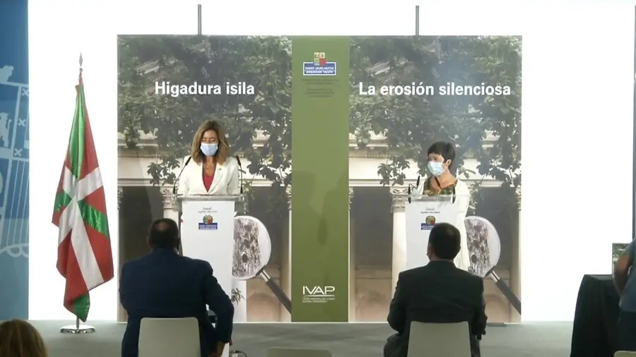 La consejera de Gobernanza P&uacute;blica y Autogobierno, Olatz Garamendi, en una comparecencia en Bilbao
