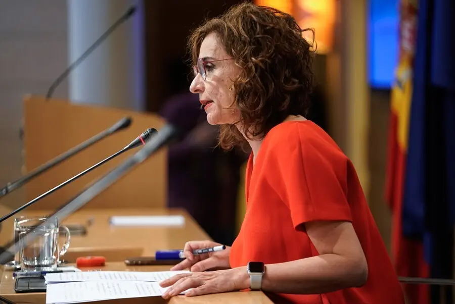 Archivo - La ministra de Hacienda y Funci&oacute;n P&uacute;blica, Maria Jes&uacute;s Montero, interviene en una rueda de prensa posterior a una reuni&oacute;n del Consejo de Pol&iacute;tica Fiscal y Financiera, a 28 de julio de 2021, en Madrid, (Espa&ntilde;a). 