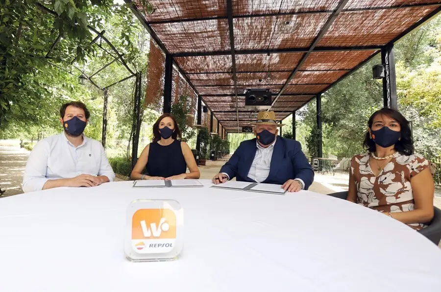 Archivo - Firma de acuerdo entre Repsol y Huerta Caraba&ntilde;a