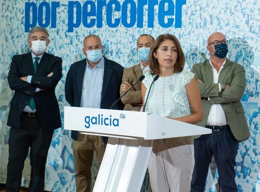 La conselleira de Medio Ambiente, Territorio e Vivenda y vicesecretaria de Axenda Verde del PPdeG, &Aacute;ngeles V&aacute;zquez, comparece junto al secretario general del PPdeG, Miguel Tellado, y otros dirigentes populares.