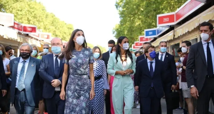 El alcalde de Madrid, Jos&eacute; Luis Mart&iacute;nez-Almeida, junto a la vicealcaldesa, Bego&ntilde;a Villac&iacute;s, y la delegada de Cultura, Turismo y Deporte, Andrea Levy, han acompa&ntilde;ado a la reina Letizia en la inauguraci&oacute;n de la 80&ordf; edici&oacute;n de la Feria del Libro de Madrid